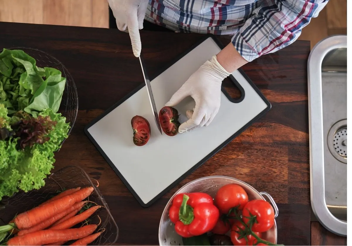 Plastic cutting board